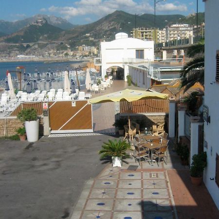 Beach Hotel 14Leoni B&B Salerno Bagian luar foto