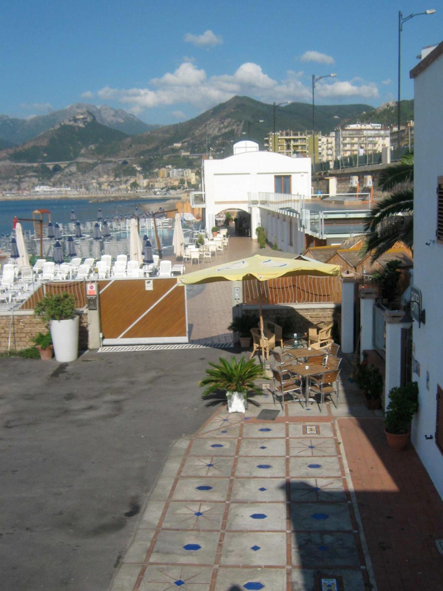 Beach Hotel 14Leoni B&B Salerno Bagian luar foto