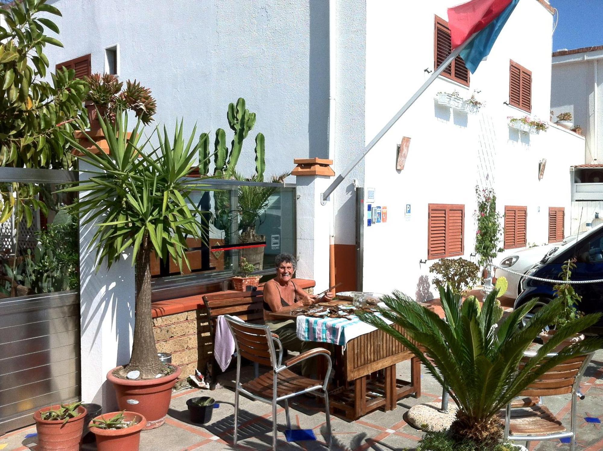 Beach Hotel 14Leoni B&B Salerno Bagian luar foto