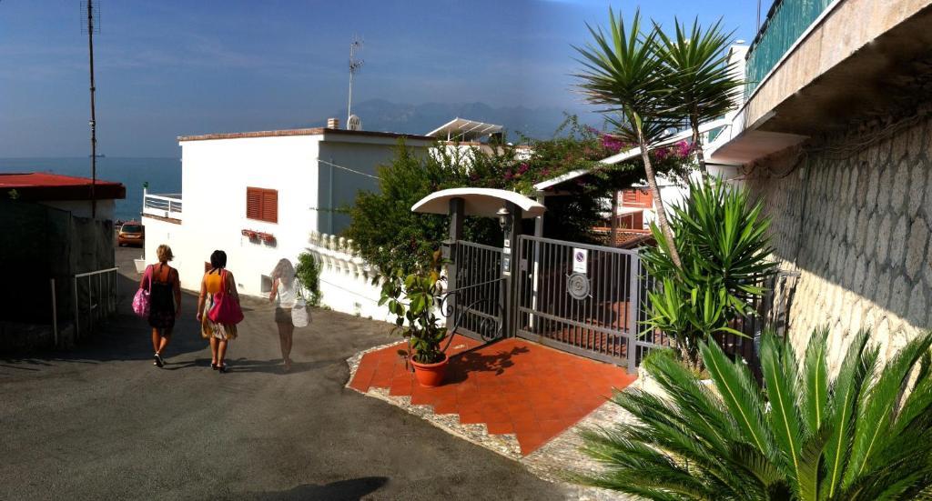 Beach Hotel 14Leoni B&B Salerno Bagian luar foto