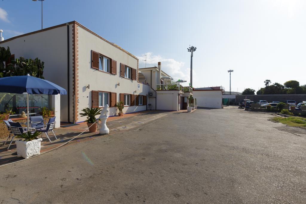Beach Hotel 14Leoni B&B Salerno Bagian luar foto