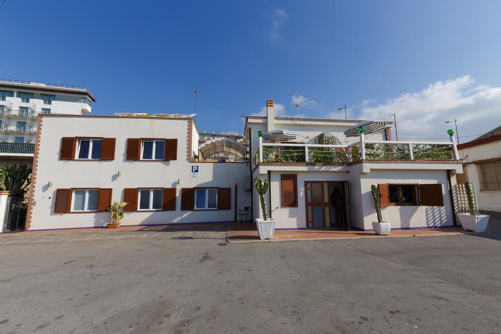 Beach Hotel 14Leoni B&B Salerno Bagian luar foto