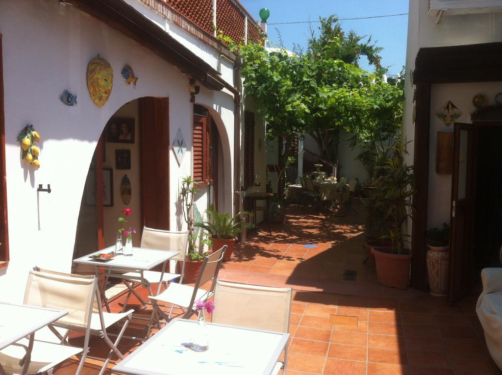Beach Hotel 14Leoni B&B Salerno Bagian luar foto